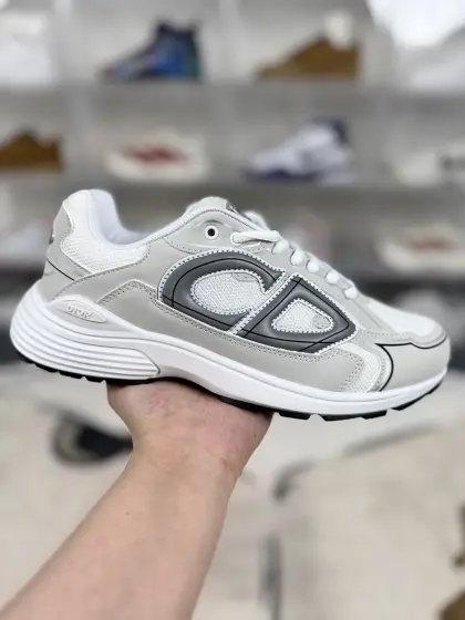 ▪️QC版本 DIOR迪奥 B30 CD鞋 简约系带 跑鞋 低帮 生活休闲鞋 男款 白灰 ▪️ (36 37 38 39 40 41 42 43 44 45 46) ▪️货号:3SN279ZND_H000 ▪️DIOR迪奥B30CD鞋是品牌旗下融合时尚与运动元素的鞋履系列.采用“老爹鞋”(DadShoes)风格,结合古典优雅与街头休闲元素,线条流畅,造型兼具复古与现代感.鞋履两侧、鞋底及鞋跟处饰有反光材质的“CD”标识,代表“ChristianDior”,成为视觉焦点,增添时尚亮点.鞋面多采用超细纤维、网布或科技面料,部分版本搭配皮革拼接,兼顾轻盈质感与透气性.鞋底采用EVA、橡胶混合材质,提供良好缓震和抓地力,部分版本鞋底饰有海军蓝色注塑橡胶镶片,提升细节质感.低帮设计,适合日常休闲、健身或轻度运动场景,穿着舒适,便于搭配阔腿裤、百慕大短裤或运动服饰.B30CD鞋体现了DIOR将奢华时尚与运动功能结合的创新理念,适合追求时尚与舒适平衡的消费者.